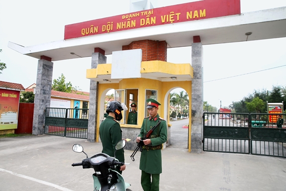 Vui xuân mới, các đơn vị trong toàn quân luôn nhắc nhở, kiểm soát chặt chẽ việc đi lại, bảo đảm an toàn cho người và phương tiện khi tham gia giao thông.